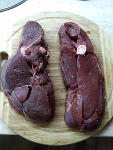 Превью Стейк из окорока северного оленя на кости 400-800 гр